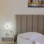 Eleni Kır Evi *