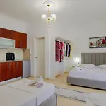 Eleni Kır Evi *