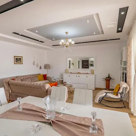 Eleni Landhuis Sarandë